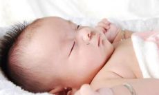 根据五行缺金原则为虎宝宝起名,赋予其幸福、成功和财富之意