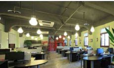 客厅的东方位置是鱼缸的极佳摆放位置,因其采光良好,是最佳的鱼缸摆放地点