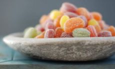 梦见掉头发一大把什么意思 梦见掉头发是什么征兆女人