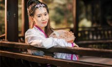 女人右手虎口附近有痣
