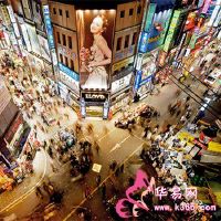 在时尚店铺购物中梦想着