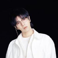 我渴望爱，但我不会主动为星座而战，总是等待爱情。