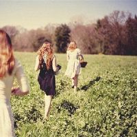 每个人都想追逐三个大手和孩子