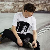 与女孩相比，12星男性的敏感性