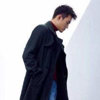 是一个男人右手在他的手掌中吗？