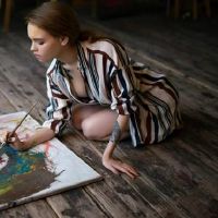 出生是一个自雇家，一直在努力奋斗。