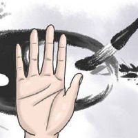 女人手事公司和儿童发烧有孩子