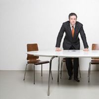 不明白低调，很容易在工作场所施加压力。