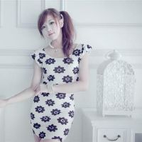 人们在光线前,明亮和快乐,在沉默的星座后面