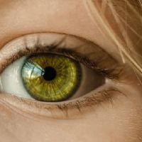 泪流满面的泪水在左边或右边？眼泪之间有什么区别？