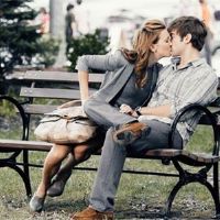 坐着不是混乱的，最好的持有是出生的半长明星男