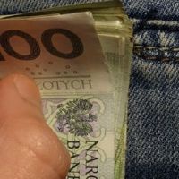 卧室里的保险柜在哪里？
