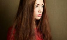 在梦中看到自己的发丝长长蔓延,宛若千里之外的一朵娇艳花朵!