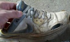 在梦中,看到自己的鞋子破旧不堪且脏兮兮,但随后又梦见购买了全新的鞋子并穿在脚上