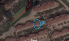 如何评估房子西面河流的风水效应:探讨丁字路口河畔房屋的风水图示