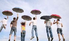 在梦中看到各种不同类型的人：正常人、怪人和超自然人物的出现