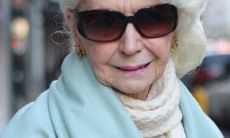 突然进入了我的梦境，她的气质像极了家人一般地温暖和蔼：遇见一位令人感到亲切的年长女性在我的梦里闪现