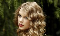 在梦中我遇到了一位著名的歌手，我们一起唱歌跳舞，度过了一个难忘的夜晚