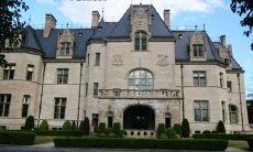 在梦中遇见亿万富翁：一个闪耀着财富和奢华的惊人梦境