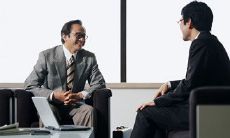 在梦中遇见商人，引发一系列商业冒险与思考的奇幻故事