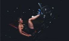 在梦中见到门紧闭的场景：大门紧闭，无法逃离的恐惧与束缚的情境初探