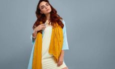 执手相看无语，眼神倾诉情感，默契交汇如落花缤纷，流水潺潺如心中波涛