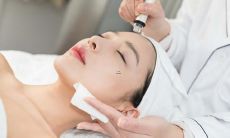 梦见在公共场合给老人让座所表现的象征意义是什么？