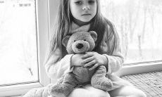 令人不安的梦境解析：梦见玻璃破碎分解的象征意义是什么？