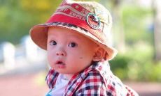 纱，一位父亲主动为女儿起名，在注重个性化的前提下，通过使用“绮纱”这个意蕴丰富的字眼来报以对女儿的浓厚情感