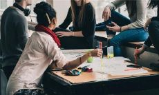 什么是梦见给女儿洗澡的象征意义？这个梦境可能代表什么样的情感体验？