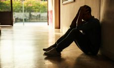 如何通过观察确定坟地的风水是否良好以及如何观察新坟地来评估它的风水是否吉利，并以此确定其是否能够为后人带来幸运和繁荣