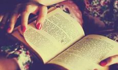 梦见脸上钻出一条虫子什么意思 梦见自己脸上钻进一条线虫