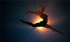 做梦中看到马蹄印表示什么？梦中出现马的脚迹预示着什么？