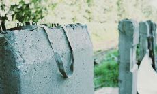 在梦中的场景，我驾车失控并坠入黄河河床中