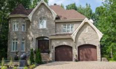 在厨房中，为避免和水槽对冲，您应该将厨房风水位置设在哪一边？