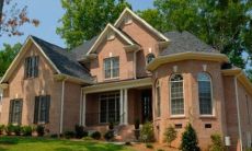 探究别墅大门朝向的风水禁忌，为什么不宜正对直路？