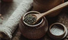 做梦时梦见自己偷走一枚戒指的情景，与潜意识中的贪欲和控制欲之间的矛盾密切相关的梦境态度分析