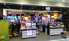 做梦时梦见自己下半身裸露，一丝不挂地在公共场合走动的情景