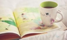 梦见自己被龙卷风袭击并被卷起来的梦境所隐含的象征意义是什么？