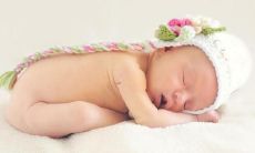 女性做梦：在水中观赏大量游动的鱼类群聚景象