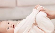 如果一个男孩姓王而女孩姓李，那么他们的孩子应该取什么名字？