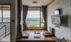 玄关柜顶部的装饰摆件选择指南：如何在玄关柜的空间中巧妙地搭配适合的绿植和装饰品？