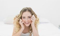 女性右手掌纹中事业线中断的含义是什么？