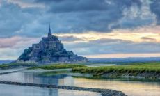 在本命年，属兔的人应该选择哪种合与逢凶化吉？生肖兔三合和六合哪个更有利呢？此外，针对属兔的本命年运势，我们需要注意哪些问题？