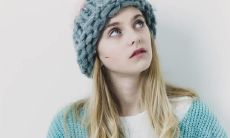 如何通过观察手相辨别出哪只手上有十字纹？