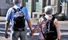 梦见找不到路问别人路