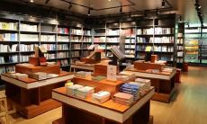 女人梦见天上有很多人