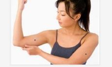 女人额头有痣克夫吗 女人额头有痣是什么命