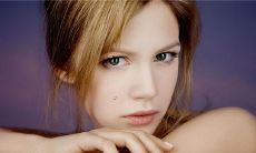 人缘旺盛的手相女