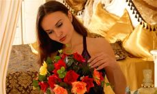 几位美女手牵手相亲